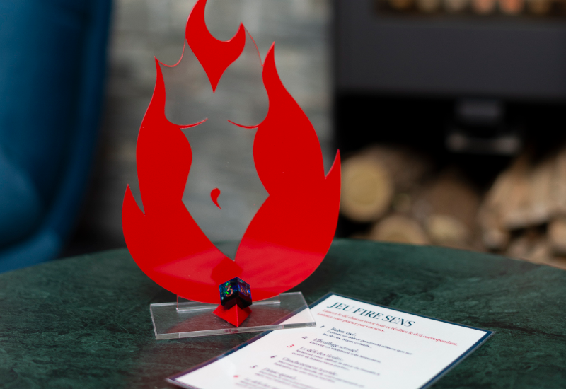 Jeu Fire Sens exclusif et statuette devant la cheminée de la love room en Haute-Saone