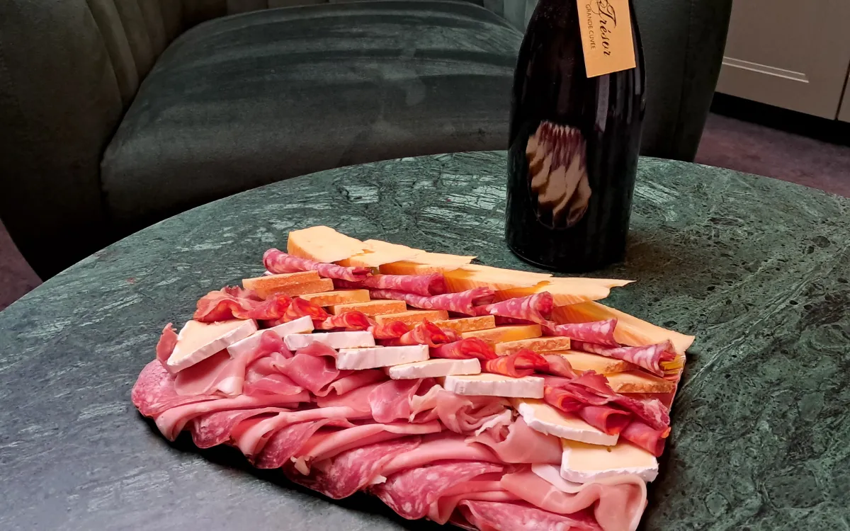 Planche apéritive charcuterie et champagne pour une soirée romantique en love room – FireSens, près de Vesoul