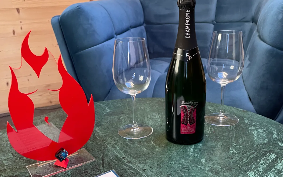 Bouteille de champagne et verres à la love room FireSens – Option romantique près de Vesoul, Haute-Saône